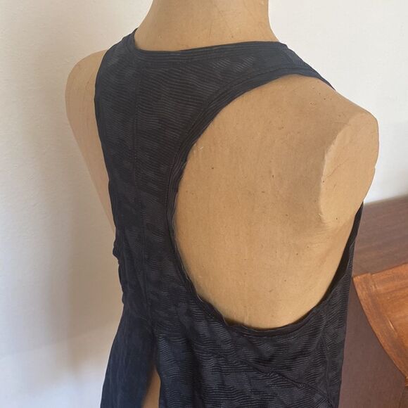Lululemon sz 6 Miles Ahead Tank Top Camo black worn tied or open excellent cond - Picture 4 of 9